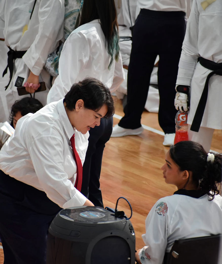 Mariana Díaz como árbitra de taekwondo